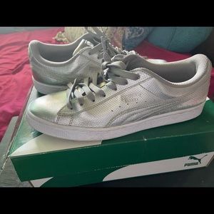 PUMA MEN SIZE 8 BASKET CLASSIC HOLOGRAPHIC
